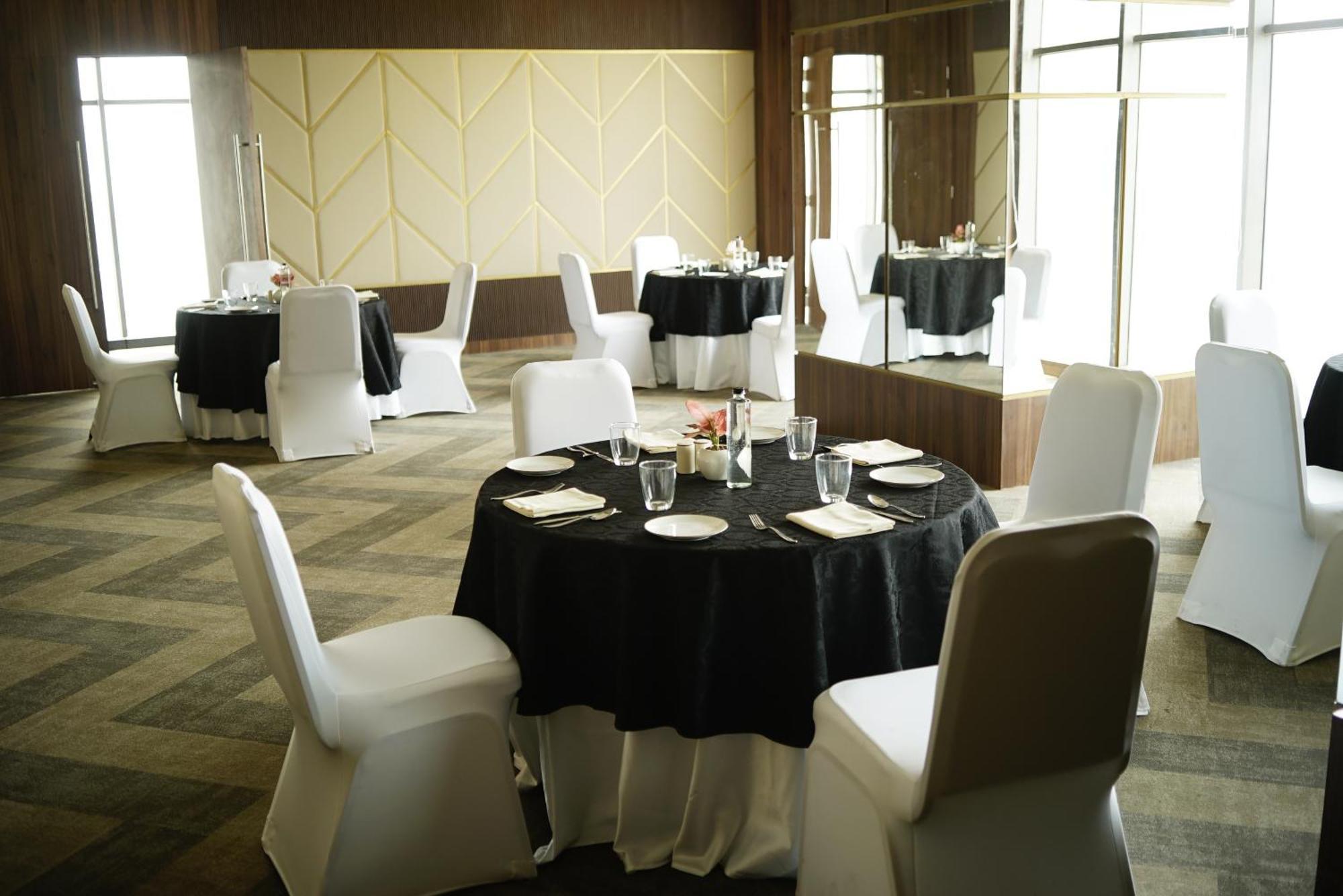 Rhythm Gurugram Hotel & Suites, Sohna Road グルガウン エクステリア 写真