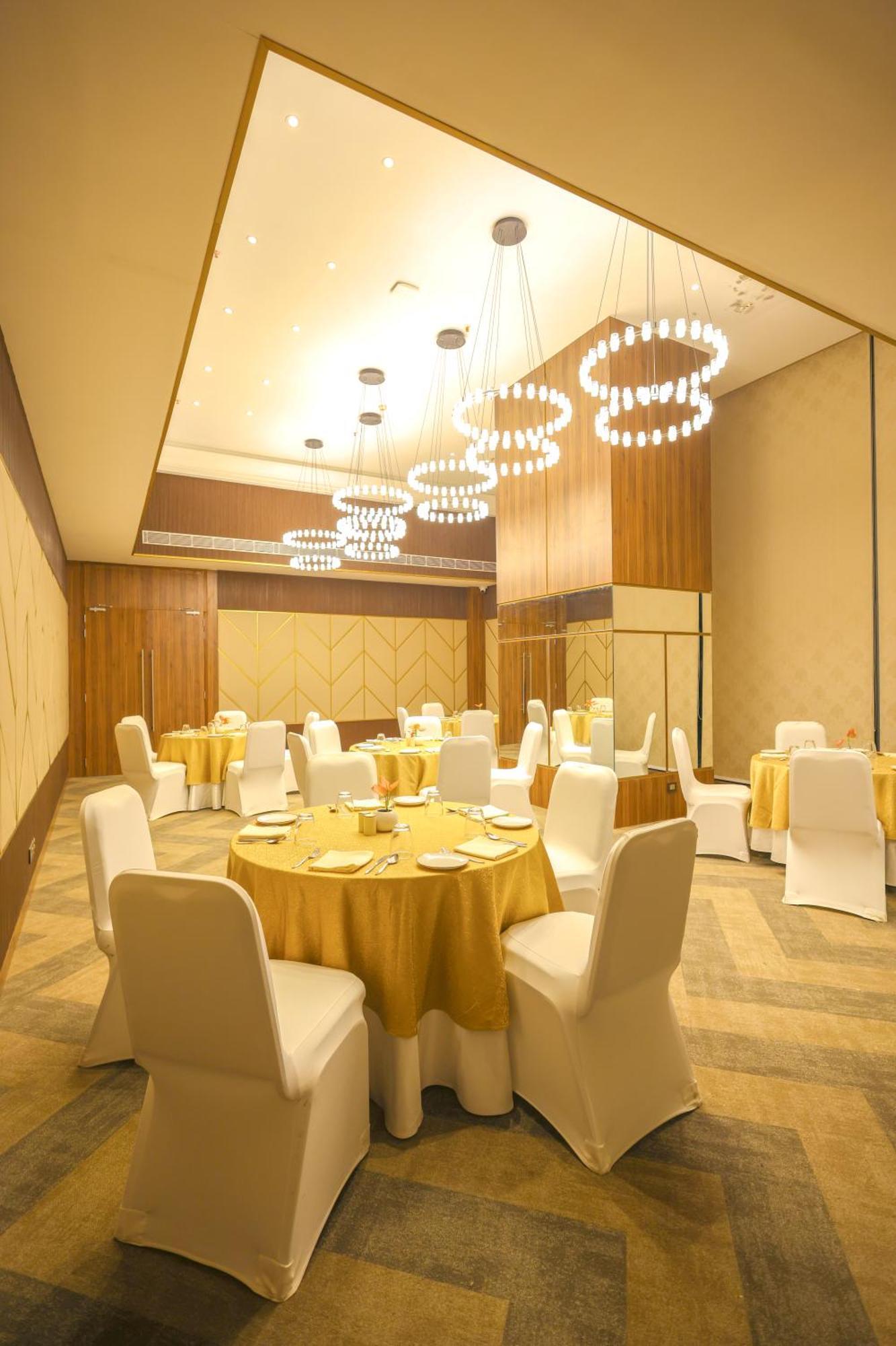 Rhythm Gurugram Hotel & Suites, Sohna Road グルガウン エクステリア 写真