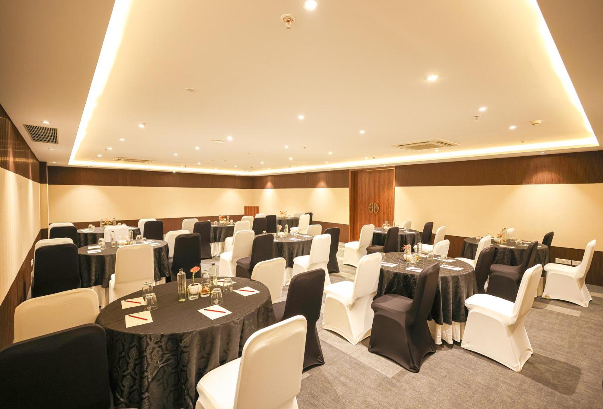 Rhythm Gurugram Hotel & Suites, Sohna Road グルガウン エクステリア 写真