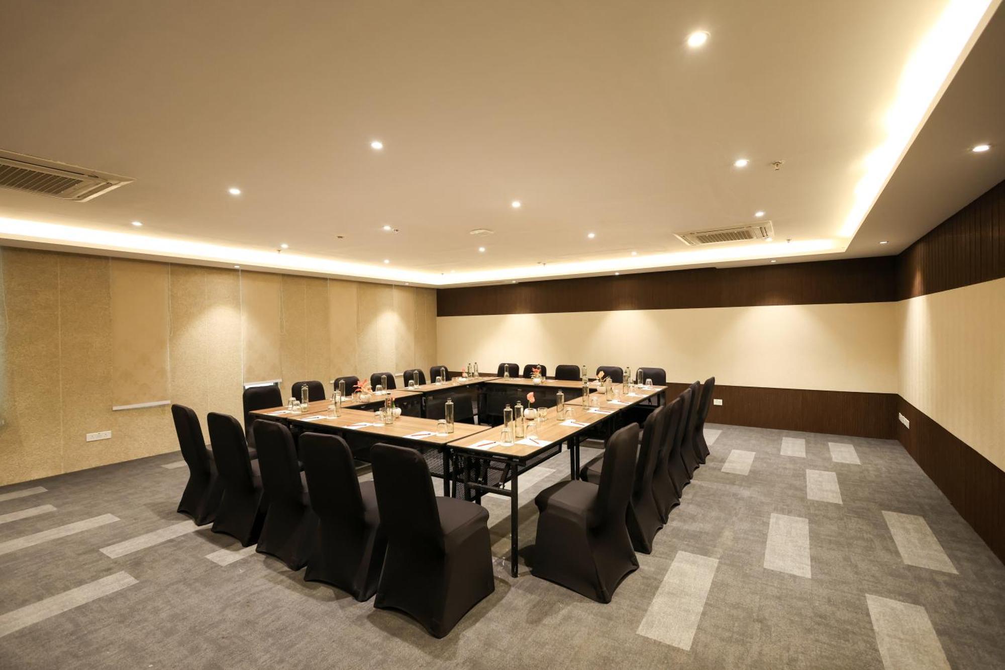 Rhythm Gurugram Hotel & Suites, Sohna Road グルガウン エクステリア 写真