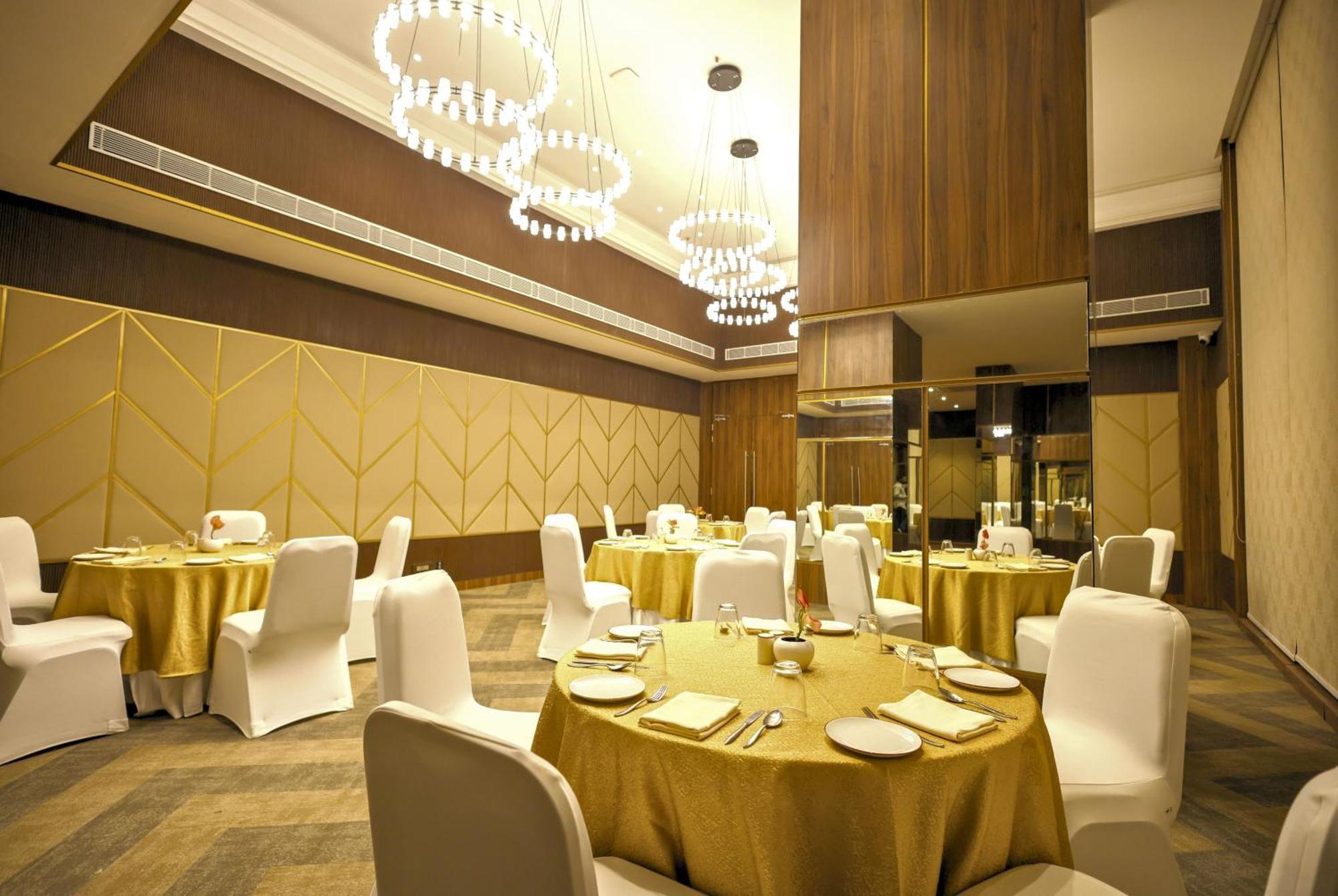 Rhythm Gurugram Hotel & Suites, Sohna Road グルガウン エクステリア 写真