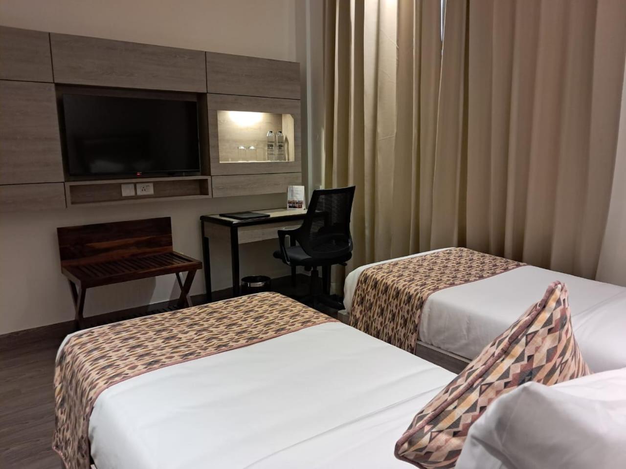 Rhythm Gurugram Hotel & Suites, Sohna Road グルガウン エクステリア 写真